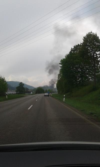 FLAMMENBILDER! Murrhardt: Vollbrand von Obdachlosenwohncontainer